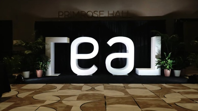 Etkinlik alanı lobisinde gerçek aracılık tabelası