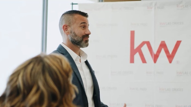 Temsilci Keller Williams emlak ofisinde sunum yapıyor