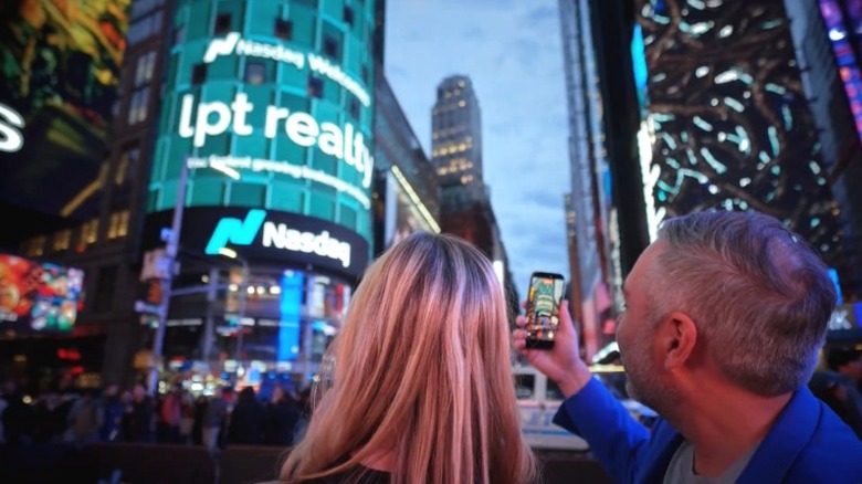 LPT Realty'nin kurucusu Robert Palmer, inşaat şirketi adının üzerindeki şirket tabelasının fotoğrafını çekiyor