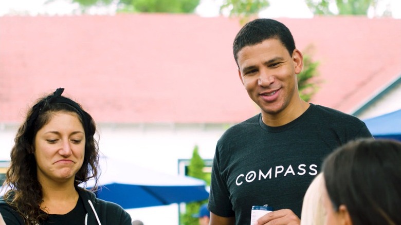 Compass'ın kurucusu ve CEO'su Robert Reffkin, dinlenme sırasında Compass ajanlarıyla konuşuyor