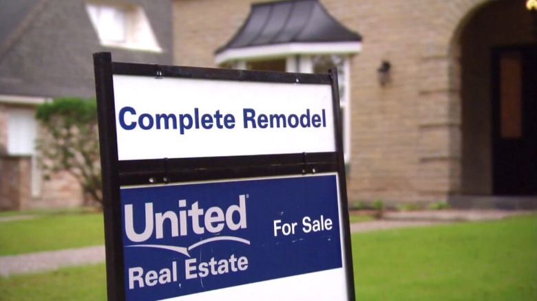 United Real Estate tabelası satılık evin önünde