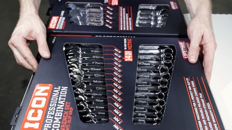 Icon Anti-Slip Grip Profesyonel Metrik Setini gösteren bir kişi