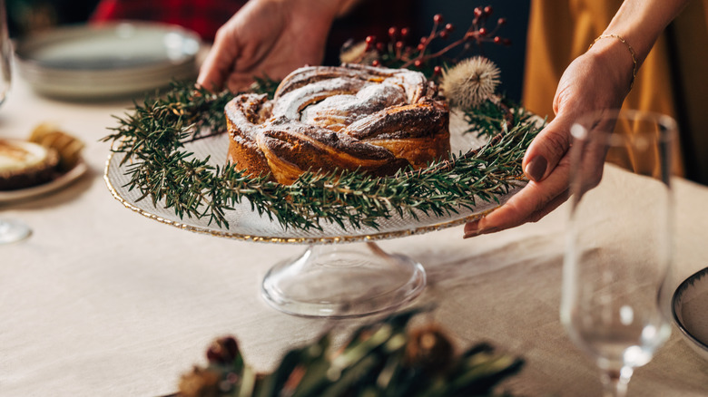 pasta tabağında süslenmiş tatlı