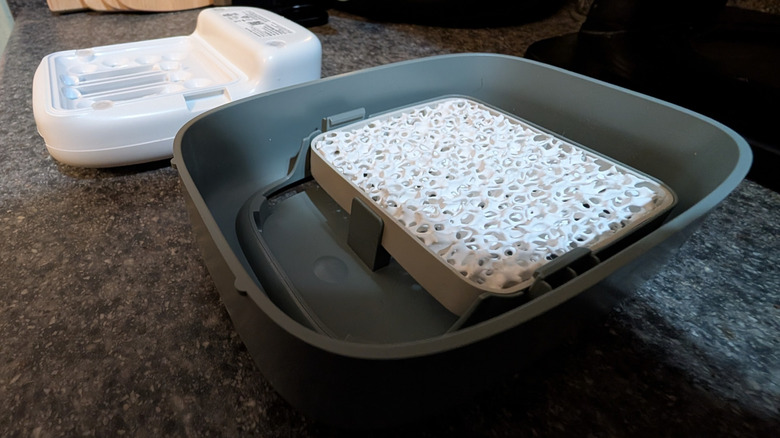 Vitesy Hub uygulamasının Shelfy'nin sıcaklık izleme ve yiyecek kitaplığını gösteren yan yana ekran görüntüleri