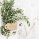 En Şirin Mini Çelenk Dekorunu Kendiniz Yapmak İçin Biberiye Dalını Kullanın