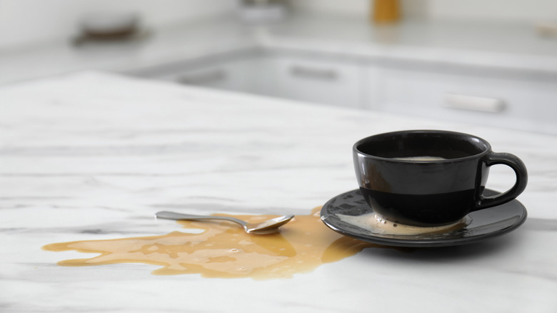 Kahve mermer yüzeye döküldü.