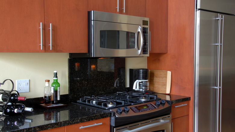 mutfak ocağının üzerinde çelik mikrodalga