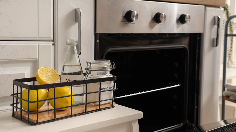 Mutfaktaki fırının yanındaki taburede limonlu doğal temizlik malzemeleri