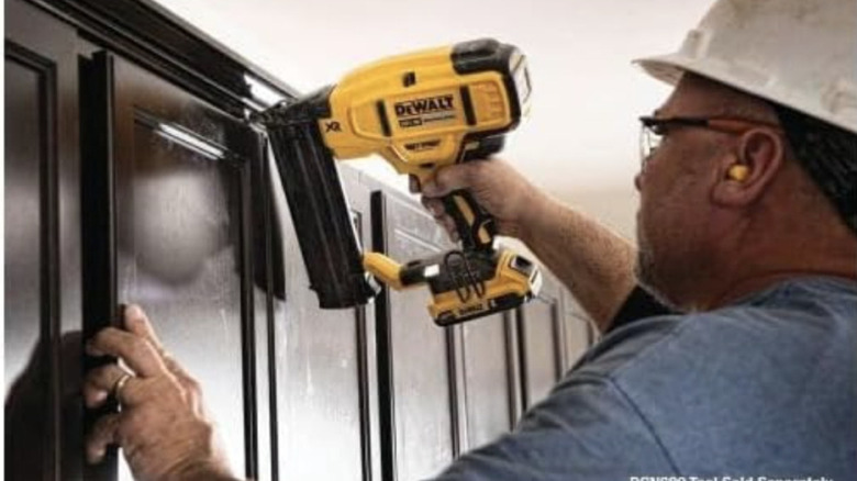 salınımlı alet takımı kullanan işçi