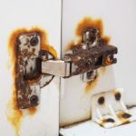 Dolap Menteşeleriniz Neden Paslanıyor ve Nasıl Hızlı Bir Şekilde Düzeltilir?