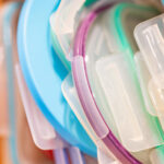 Plastik Kapakları Temiz ve Düzenli Tutan Bir Kendin Yap Yöntemiyle Mutfak Dolaplarınızı Düzenleyin