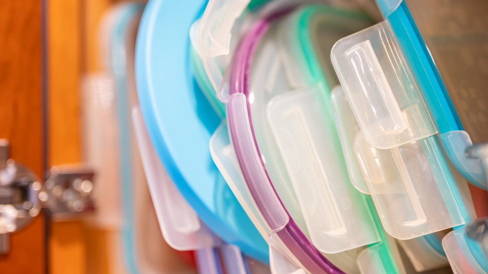 Plastik Kapakları Temiz ve Düzenli Tutan Bir Kendin Yap Yöntemiyle Mutfak Dolaplarınızı Düzenleyin