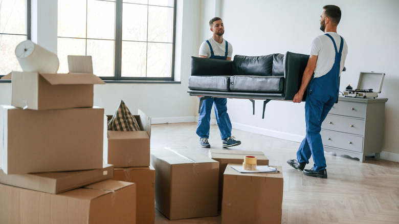 Ağır kanepeyi tutuyorum. Bir odada iki hareketli servis çalışanı.