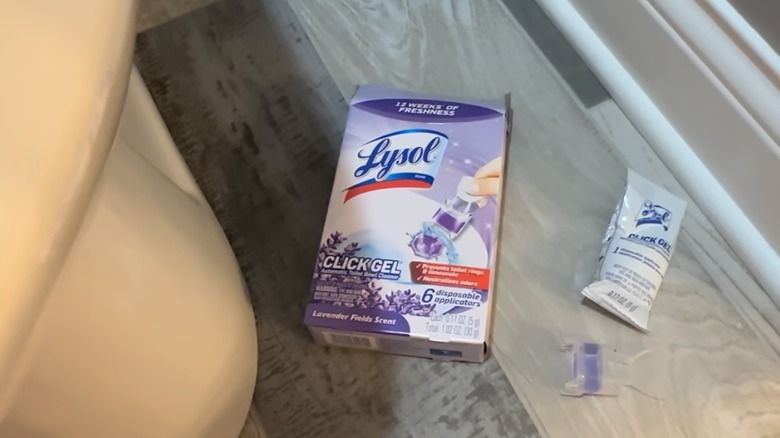 Yerde bir Lysol Click Jel Otomatik Klozet Temizleyici aplikatörü.