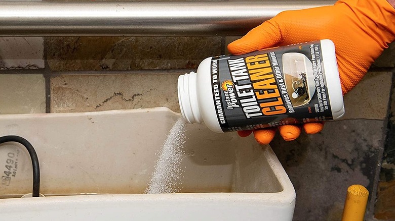 Anında Elektrikli Tuvalet Tankı temizleyicisi tankın içine dökülüyor.