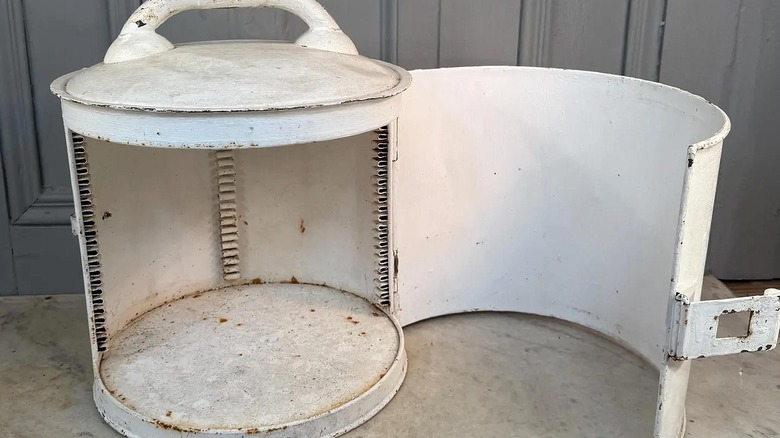 Menteşeli kapısı açık olan klasik yuvarlak ekmek kutusu.