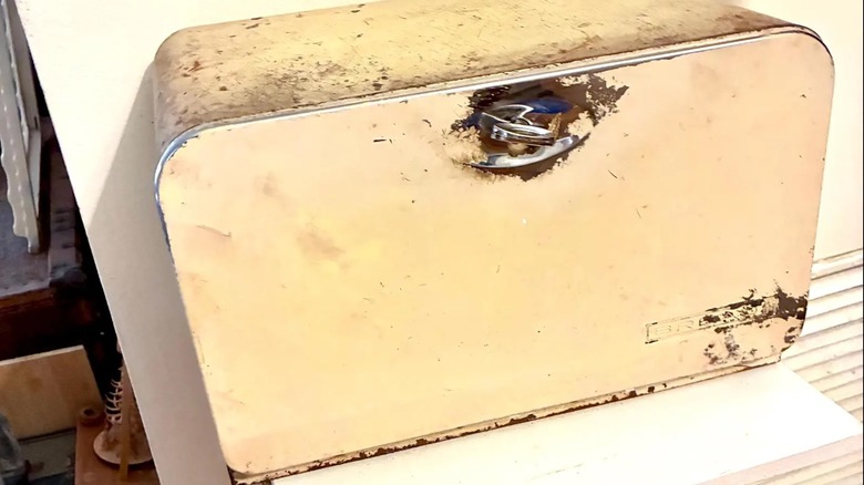 Vintage krem ​​rengi metal Lincoln Beauty Ware ekmek kutusu.