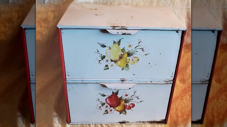 Bir Ransburg çift katlı teneke ekmek kutusu.