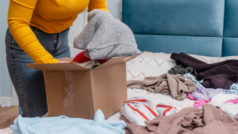 Dağınıklığı gideren kadın