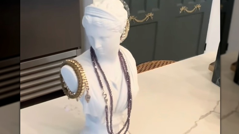 Takı tutucusu olarak kullanılan tek bir kitap desteği