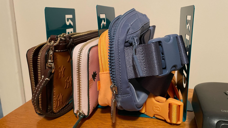 kavramaları bir arada tutmak için kullanılan kitap ayraçları