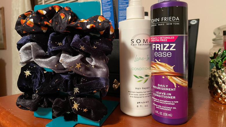 Üzerinde saç tokası olan kitap ayracı