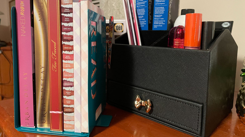 iki kitap ayracı arasında saklanan makyaj paletleri