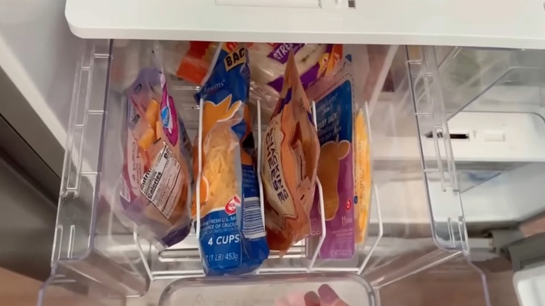 Buzdolabının çekmecesine yerleştirilen beyaz telli Dolar Ağacı bulaşıklık, peynir torbalarını tutar