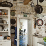 İkinci El Mağazasında Aranacak Dekor Olarak İkiye Katlanan Eski Okul Mutfağının Temeli