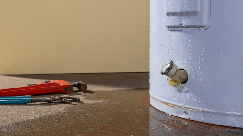 Su ısıtıcısından sızan yerde su var