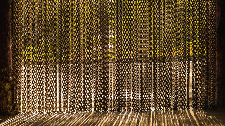 Güneşin parladığı demir zincir perde