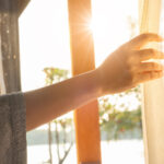 Daha Fazla Işık Sağlayan ve Takı Gibi Asılan Beklenmedik Geleneksel Perde Alternatifi