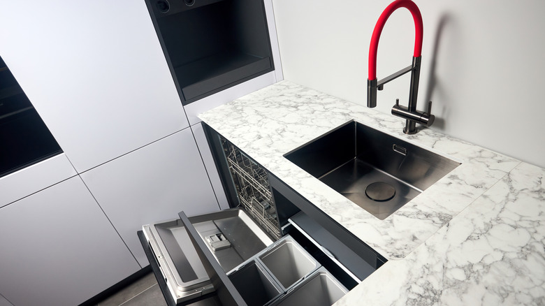 Yeni mutfakta mermer desenli laminat tezgahlar.