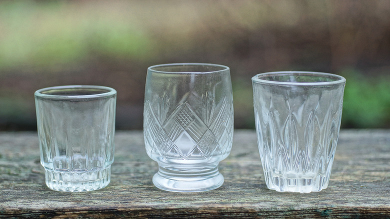 Üç adet cam bardak