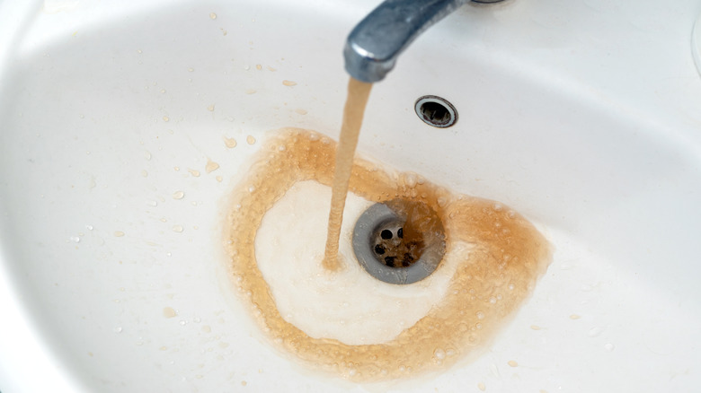 Lavabo musluğundan pas rengi su geliyor