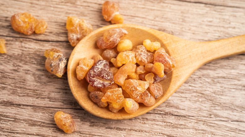 Tahta kaşıkta buhur gözyaşları.