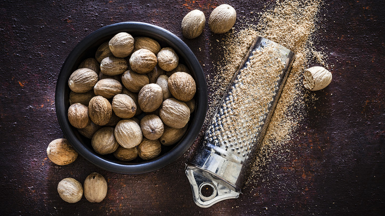 Bütün hindistan cevizi ve rende.