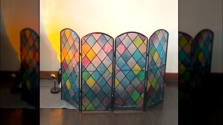 Sanatsal bir DIY kedi kumu kutusu ekranı