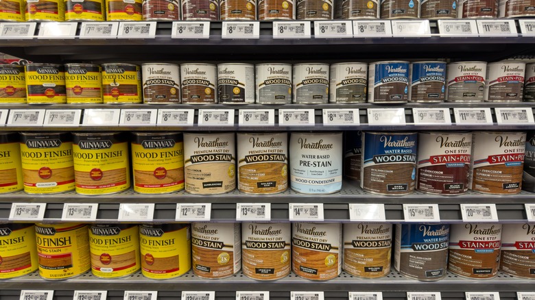 Bir hırdavat mağazasının rafında ahşap lekesi kutuları.
