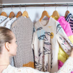 Birkaç Depolama Rafı Basit Bir Dolabı Lüks Bir Ankastreye Dönüştürüyor