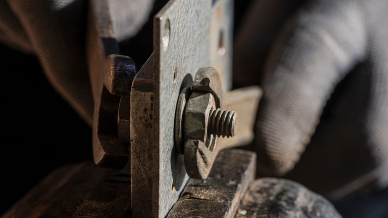 Cıvataların anahtarlarla çıkarılması