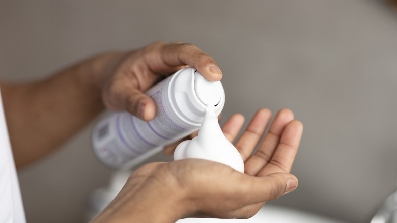 Eline tıraş köpüğü sıkan adam