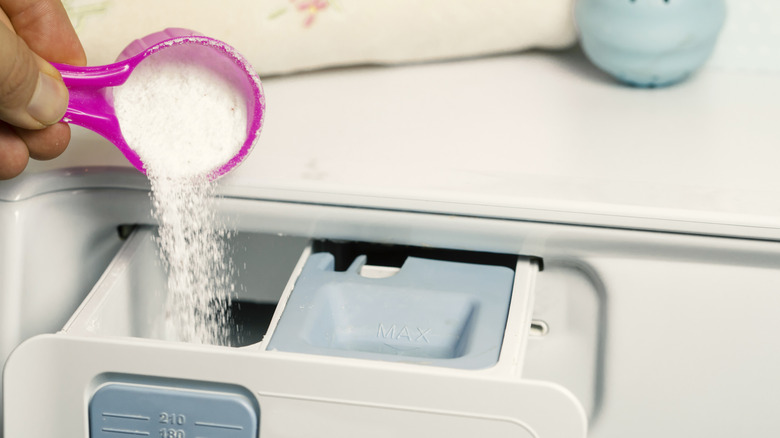 Boraksın çamaşır makinesine dökülmesi