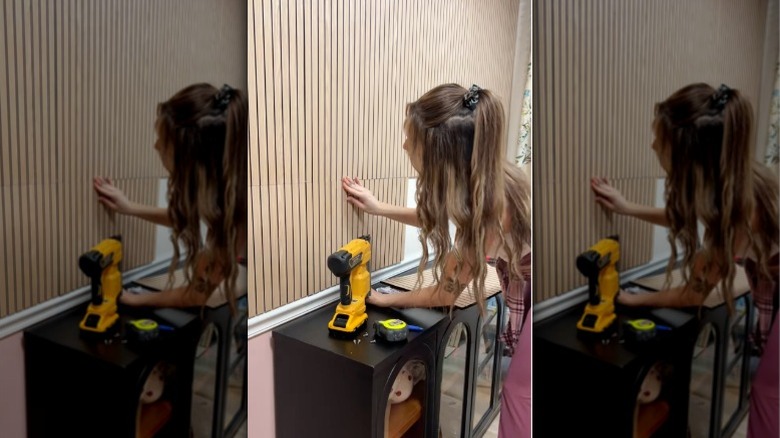 Kiracı, kahvaltı barının arkasında rahat bir vurgu duvarı oluşturmak için duvara ahşap panel panoları yerleştiriyor.