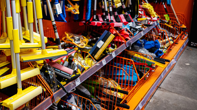 Bir hırdavatçıda satışa sunulan farklı tipte duş silecekleri.