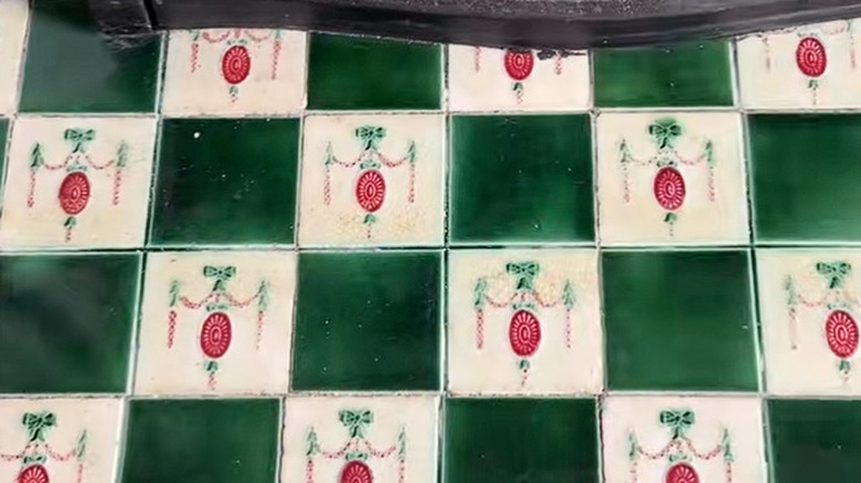 Desenli beyaz ve yeşil dama tahtası fayans.