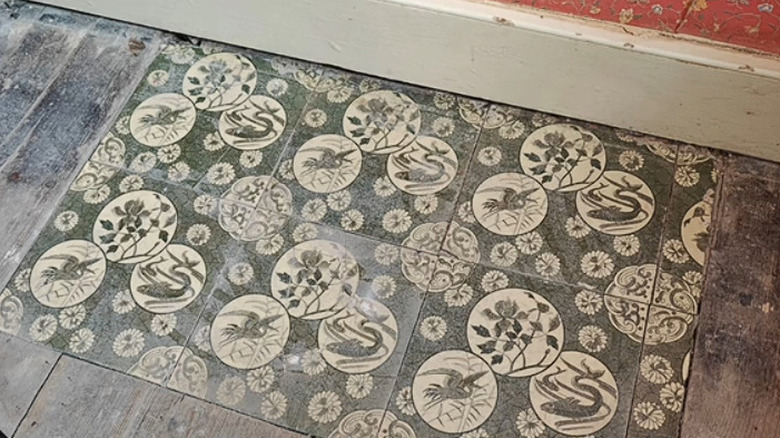 Kır evinin tadilatında keşfedilen yeşil Minton çinileri,