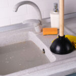 Muhtemelen Elinizde Bulunan Bir Çamaşır Odası Zımbasıyla Tuvalet veya Kanalizasyon Tıkanıklıklarını Açın