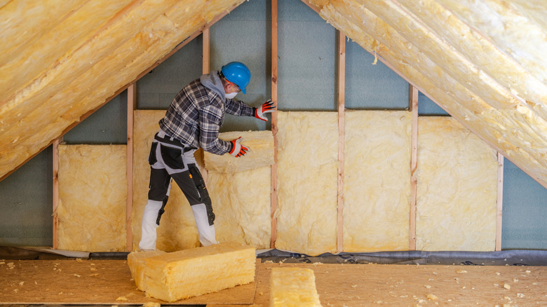 Müteahhit çatı katına izolasyon koyuyor