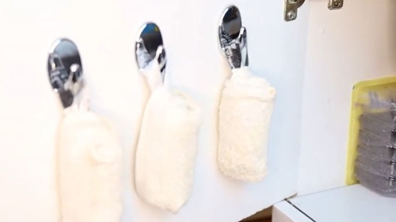 Lavabonun altına katlanmış bulaşık havluları asıldı